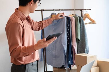 Asyalı işyeri sahibi, çevrimiçi dükkanının ambalaj kutusuyla çalışarak müşterilere ürünleri dağıtmaya hazırlanıyor, alfa jenerasyonu yaşam tarzı konsepti.