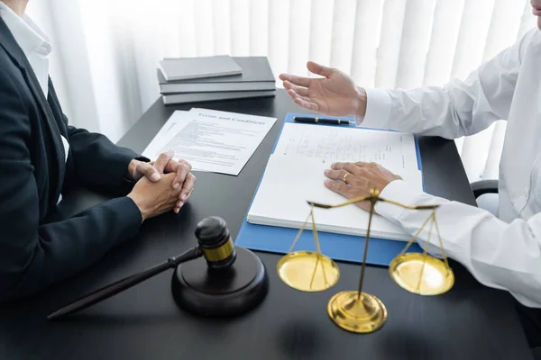 Lei Escala Libra Martelo Mesa Advogados Estão Discutindo Sobre Termos — Fotografia de Stock
