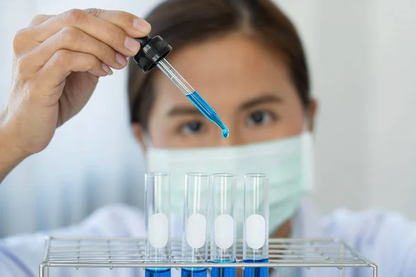 Cientistas Que Pesquisam Laboratório Jaleco Branco Luvas Analisando Olhando Para — Fotografia de Stock