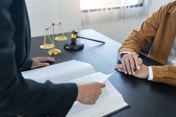 Law Libra Scale Hammer Table Lawyers Discussing Contract Paper Law — Stock Photo, Image