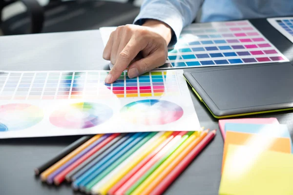 Diseñador Gráfico Creativo Trabajando Juntos Para Colorear Utilizando Gráficos Tableta — Foto de Stock