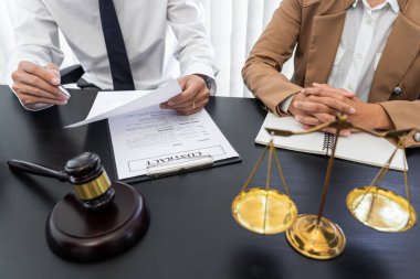 Avukat ya da hakim, sözleşmeli belge, hukuk ve hukuk hizmetleri kavramını müvekkiline sundu.