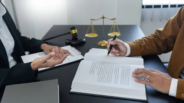 Law Libra Scale Hammer Table Lawyers Discussing Contract Paper Law — Stock Photo, Image