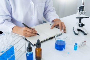 Bilim adamları laboratuvar önlüğü giyiyorlar ve koruyucu giysiler deney, laboratuvar ve geliştirme konseptinde deney tüpleriyle araştırma veya araştırma yapıyorlar..