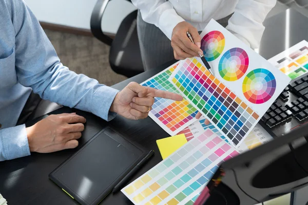Designer Gráfico Criativo Trabalhando Juntos Colorir Usando Tablet Gráficos Uma — Fotografia de Stock