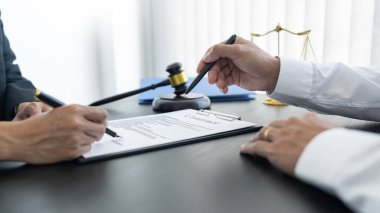 Hukuk, terazi ve çekiç masaya yatırıldı. İki avukat şartlar ve koşullar hakkında tartışıyor. Hukuk konuları belirleniyor..