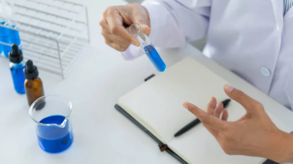 Wissenschaftler Forschen Labor Weißen Laborkittel Handschuhe Analysieren Reagenzglasprobe Betrachten Biotechnologie — Stockfoto