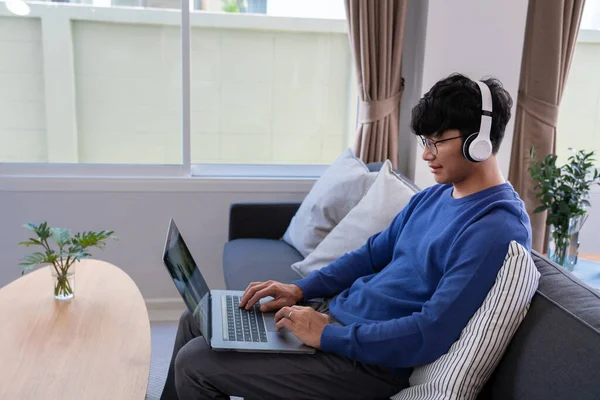 Jovem Atraente Asiático Homem Relaxante Confortavelmente Trabalhando Laptop Brilhante Sala — Fotografia de Stock
