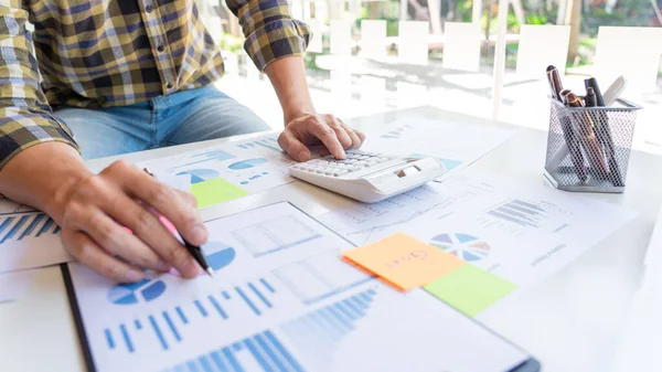 Genç işletme yöneticileri, ofis masasında ve modern dijital bilgisayarda yeni bir proje üzerinde çalışıyorlar..