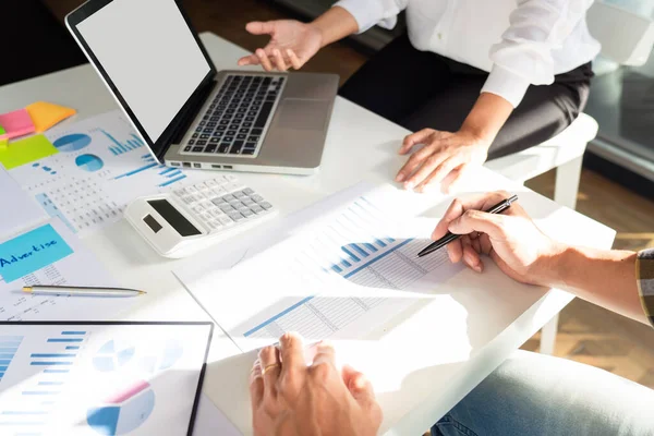 Hombre Negocios Inspector Financiero Secretario Haciendo Informe Lluvia Ideas Con — Foto de Stock