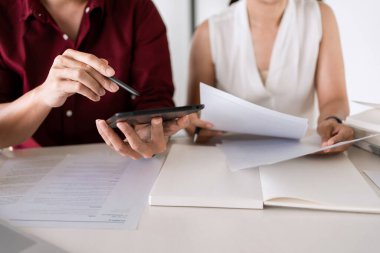 Sınava ya da sınava çalışan genç bir kadın ve erkek. Arkadaşlarıyla birlikte ders kitapları, eğitim ve okul kavramı.