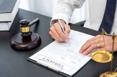 Emlak işlemlerinde kullanılan sözleşmedeki doğruluğu kontrol eden bir avukat.