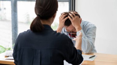 Kızgın bir kadın patron stresli bir adamı son projedeki hatalar için suçluyor..