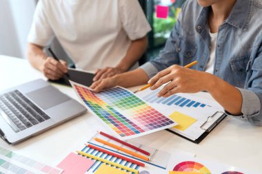 Her iki iş arkadaşı da uygun gölgeyi seçen ürünler tasarlıyor..