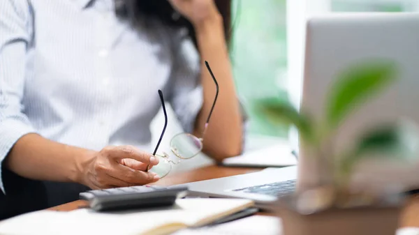 Oficial Estresado Que Usa Pensamientos Enfocados Complicada Tarea Seriamente — Foto de Stock