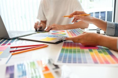 Her iki iş arkadaşı da uygun gölgeyi seçen ürünler tasarlıyor..