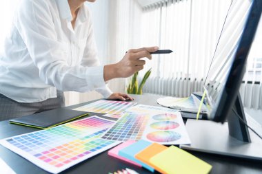 yaratıcı grafik tasarımcısı ofiste çalışırken resim düzenlemek için renk ölçeği seçiyor