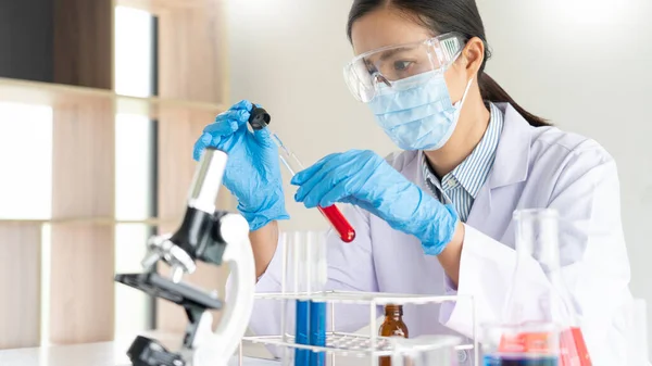 Cientistas Que Pesquisam Laboratório Jaleco Branco Luvas Analisando Olhando Para — Fotografia de Stock