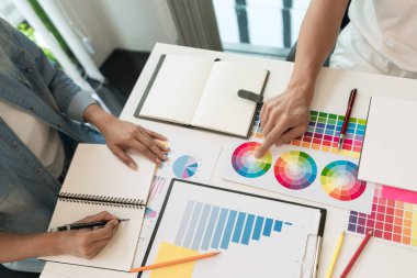 Mükemmel görsel çalışma için iki tasarımcı renk tonunu tartışıyor.