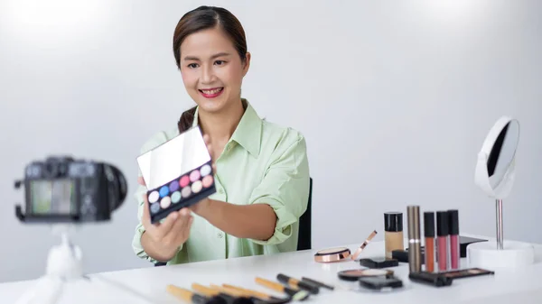 Een Vrouwelijke Beauty Blogger Beoordelen Kwaliteit Van Kleurrijke Oogschaduw Palet — Stockfoto