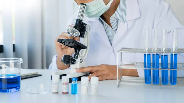 Wissenschaftler Forschen Labor Weißen Laborkittel Handschuhe Analysieren Reagenzglasprobe Betrachten Biotechnologie — Stockfoto