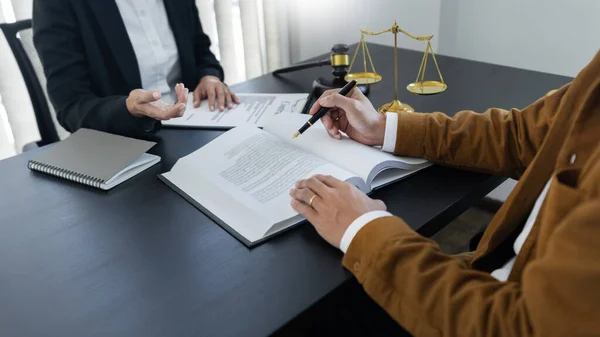 Gesetz Waage Und Hammer Auf Dem Tisch Anwälte Diskutieren Über — Stockfoto