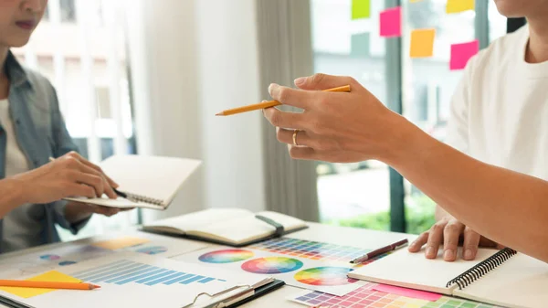 Dos Diseñadores Discutiendo Sobre Tono Color Para Excelente Trabajo Visual — Foto de Stock