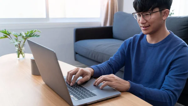 Jovem Asiático Usuário Tecnologia Masculina Relaxante Segurando Computador Portátil Olhando — Fotografia de Stock