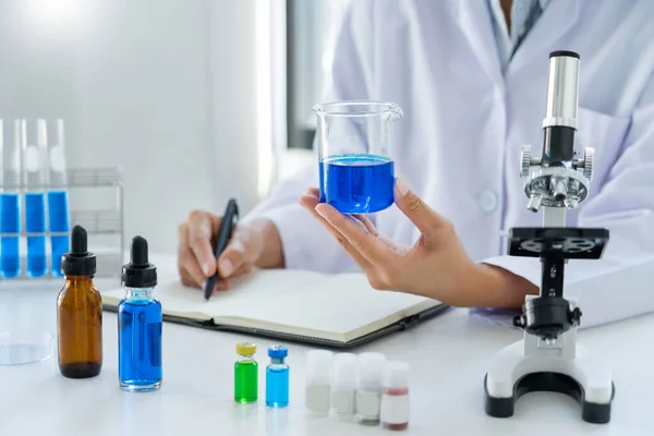 Gli Scienziati Indossano Camice Laboratorio Indumenti Protettivi Stanno Lavorando Con — Foto Stock