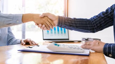 Yeni bir finansal iş kurmak için anlaşma tokalaşması.