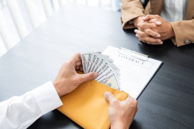 İki el yeni bir iş kurmak için anlaşma tasarısı hazırlıyor..