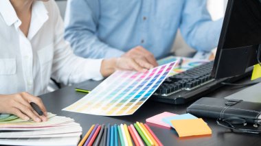 Grafik tasarımcısı veya yaratıcı birlikte çalışarak grafik tableti ve çalışma arkadaşı ile çalışma masasında bir stil kullanarak renklendirme