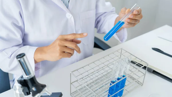 Wissenschaftler Forschen Labor Weißen Laborkittel Handschuhe Analysieren Reagenzglasprobe Betrachten Biotechnologie — Stockfoto