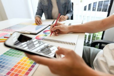 Birkaç tasarımcı spektrumdan doğru rengi seçiyor..