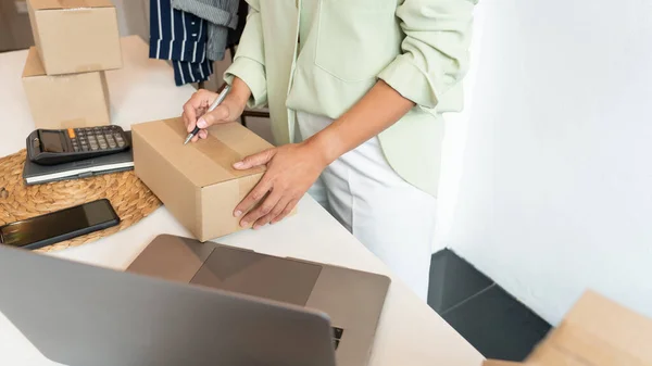 Online Kisvállalkozói Kereskedők Akik Boltban Dolgoznak Termékeket Készítenek Elő Hogy — Stock Fotó