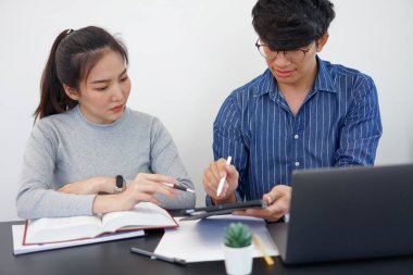 Ofis işi kavramı. Güzel bir iş kadını. İş ortağından pazarlama stratejileri hakkında fikir almak istiyor..