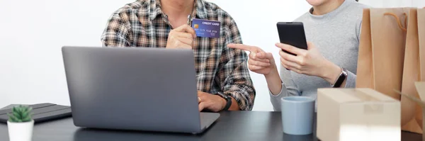 Vásárlás Online Koncepció Egy Pár Választott Ajánlott Termékek Vonzó Promóciók — Stock Fotó