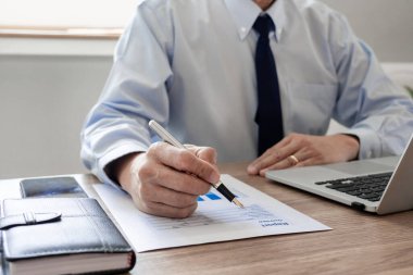 Stresli bir memur karmaşık göreve odaklanarak ciddi bir şekilde düşüncelerini kullanıyor..