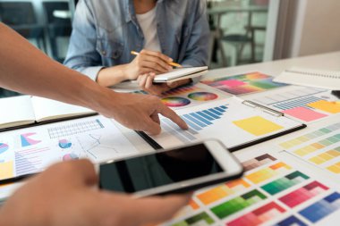 Birkaç tasarımcı spektrumdan doğru rengi seçiyor..