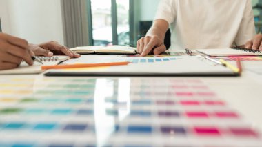 Mükemmel görsel çalışma için iki tasarımcı renk tonunu tartışıyor.