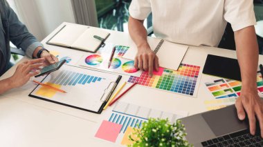 Mükemmel görsel çalışma için iki tasarımcı renk tonunu tartışıyor.