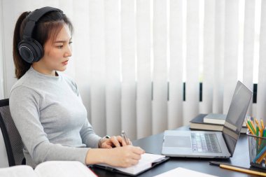 Ofis işi kavramı. Bir kadın sekreter önemli iş bilgileri hakkında yazıp notlar alıyor..