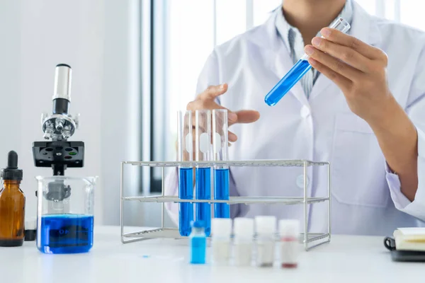 Gli Scienziati Indossano Camice Laboratorio Indumenti Protettivi Stanno Lavorando Con — Foto Stock