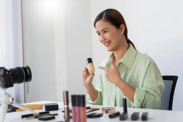 Een Schoonheid Blogger Tonen End Beauty Producten Reclame Voor Hun — Stockfoto