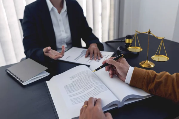 Direito Escala Libra Martelo Sobre Mesa Advogados Estão Discutindo Sobre — Fotografia de Stock