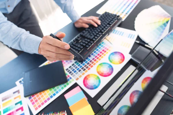 yaratıcı grafik tasarımcısı ofiste çalışırken resim düzenlemek için renk ölçeği seçiyor