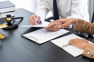 Avukat ya da yargıç müvekkil danışmanlığı ile toplantı sözleşmeli kağıt anlaşmasını tartışırken yardım