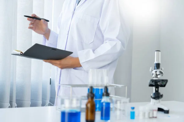 Wetenschappers Onderzoek Laboratorium Witte Labjas Handschoenen Analyseren Kijken Naar Reageerbuizen — Stockfoto