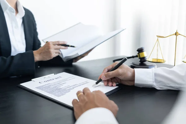 Law Libra Scale Hammer Table Men Dealing Signing Contract Law — Stock Photo, Image