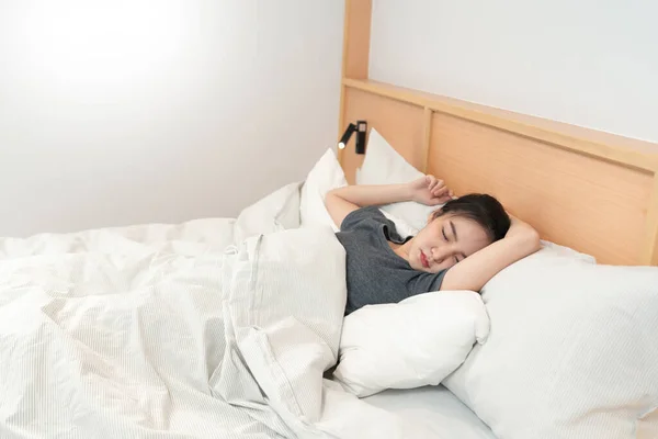 ベッドルームのコンセプトA女の子感じ眠いです午前中に横たわっ白いベッドカバーによって毛布 — ストック写真